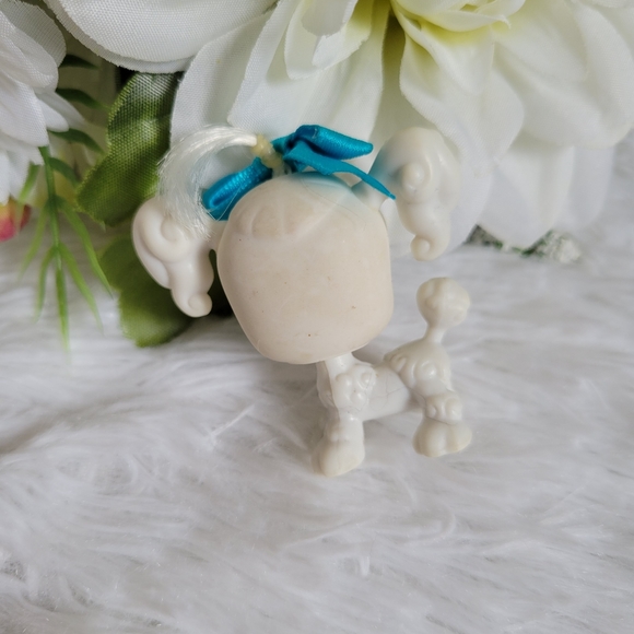 Littlest Pet Shop LPS #17 Poodle Puppy Dog White Blue Eyes Bow Hasbro 2004 - Picture 5 of 9